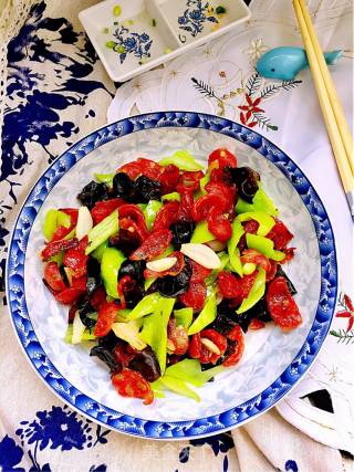 尖椒木耳炒腊肠的做法步骤：10