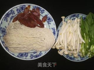 菌菇香肠炒面的做法步骤：1