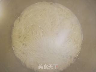 菌菇香肠炒面的做法步骤：2