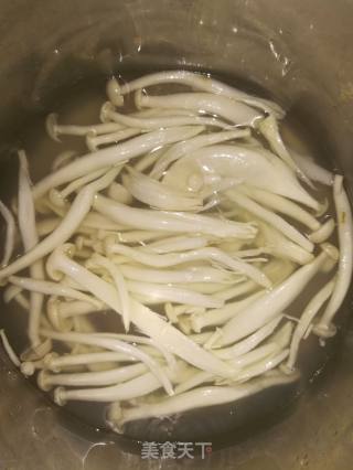 菌菇香肠炒面的做法步骤：4