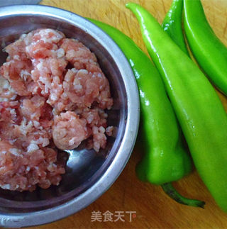 蚝油肉馅酿尖椒的做法步骤：1