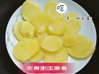 外酥里嫩的凤尾虾球(果语版)的做法步骤：2