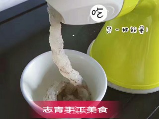 外酥里嫩的凤尾虾球(果语版)的做法步骤：4