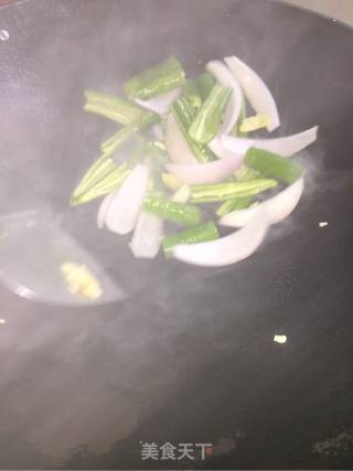 辣椒炒田鸡的做法步骤：2