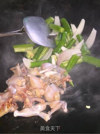 辣椒炒田鸡的做法步骤：3
