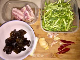 茼子杆炒风肉的做法步骤：2