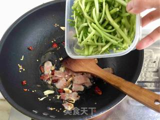 茼子杆炒风肉的做法步骤：10