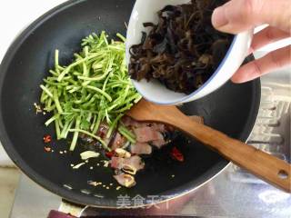 茼子杆炒风肉的做法步骤：11