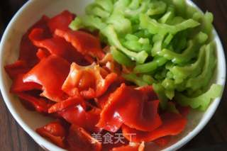 苦瓜炒肉片的做法步骤：2