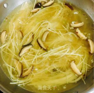 油菜香菇热汤面的做法步骤：7