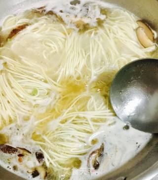 油菜香菇热汤面的做法步骤：8