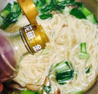 油菜香菇热汤面的做法步骤：10