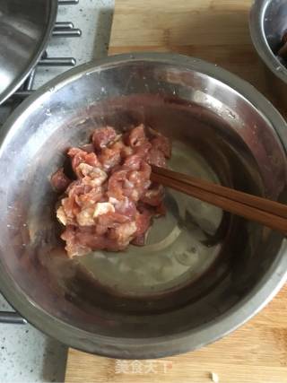 胡萝卜丝炒肉的做法步骤：2