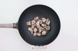 糖醋烧排骨的做法步骤：1