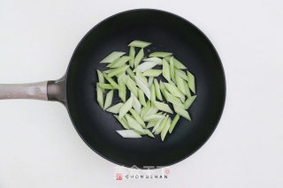 西芹清炒鲜百合的做法步骤：1
