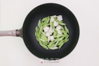 西芹清炒鲜百合的做法步骤：2
