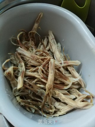 秘制鸭舌的做法步骤：1