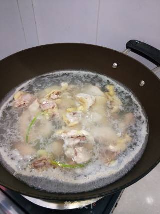 虫草花老鸡汤的做法步骤：2