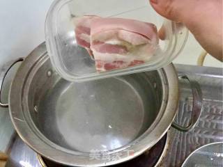 娃娃菜木耳咸肉汤的做法步骤：2