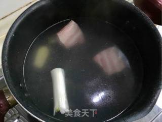 娃娃菜木耳咸肉汤的做法步骤：3
