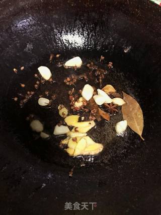 五香辣鸭爪的做法步骤：3