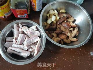 香菇焖鹅翅膀的做法步骤：1