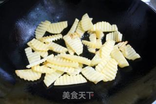 娃儿爱吃的彩椒土豆片的做法步骤：3