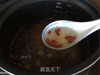 银耳莲子枸杞汤的做法步骤：7