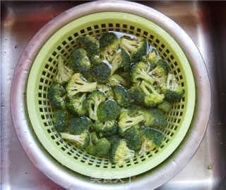 西兰花培根卷的做法步骤：2