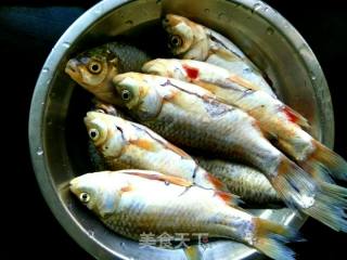 砂锅鲫鱼豆腐汤的做法步骤：1