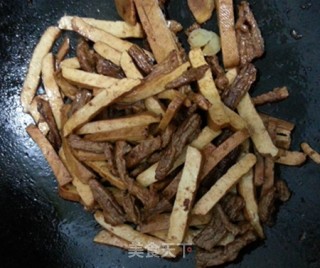 牛肉炒韭菜豆干的做法步骤：3