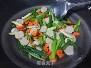 蒜苗肉丸焖豆腐的做法步骤：5