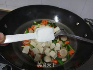 蒜苗肉丸焖豆腐的做法步骤：7