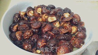 香菇炖鸡的做法步骤：1