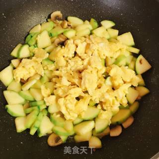 鲜蘑角瓜炒蛋的做法步骤：7