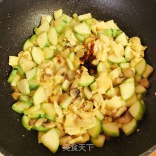 鲜蘑角瓜炒蛋的做法步骤：8