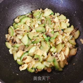 鲜蘑角瓜炒蛋的做法步骤：9