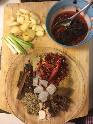 香菇猪蹄炖粉条的做法步骤：2