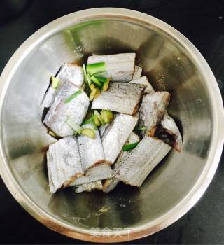 香炸带鱼的做法步骤：1