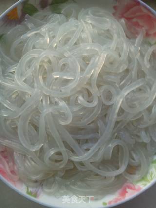 芹菜炒粉条的做法步骤：1