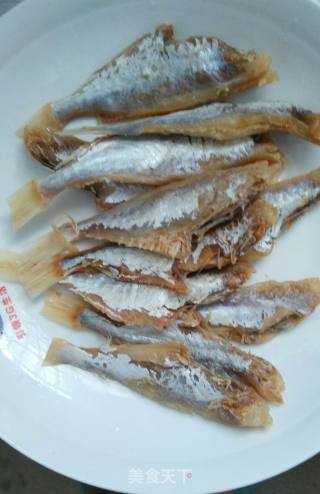 辣椒炒无头鱼的做法步骤：1