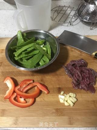 扁豆炒牛肉的做法步骤：1