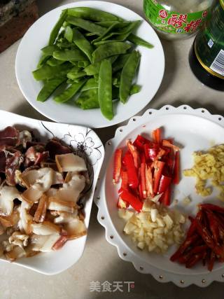 荷兰豆炒腊肉的做法步骤：1