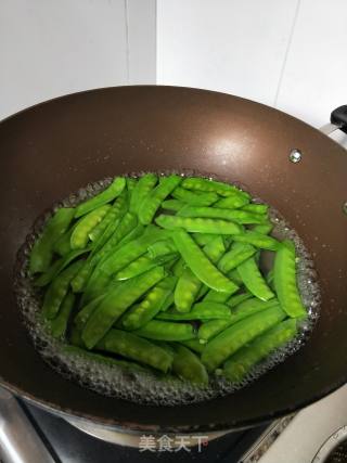 荷兰豆炒腊肉的做法步骤：2