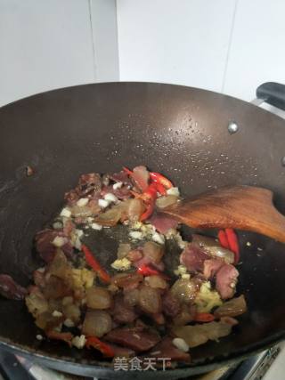 荷兰豆炒腊肉的做法步骤：5