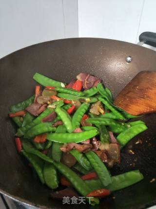 荷兰豆炒腊肉的做法步骤：7