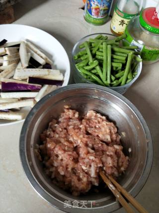 肉末茄子豆角的做法步骤：1