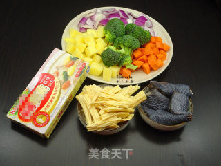 乌鸡炖腐竹汤的做法步骤：1