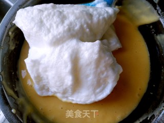 酸奶戚风蛋糕（非水浴法）的做法步骤：7