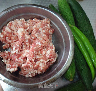酱香肉末黄瓜的做法步骤：1